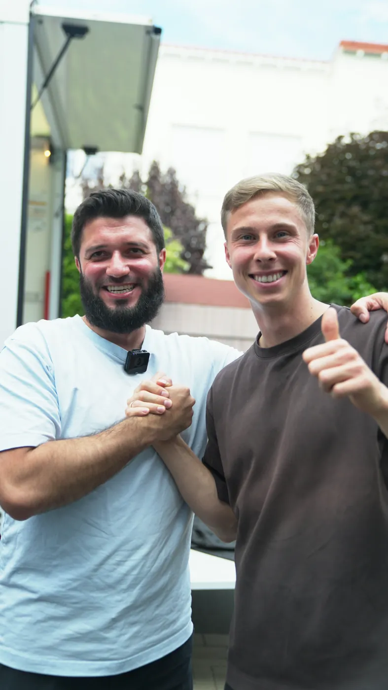 Zufriedener Abschluss nach dem Umzug mit Sam Schreck