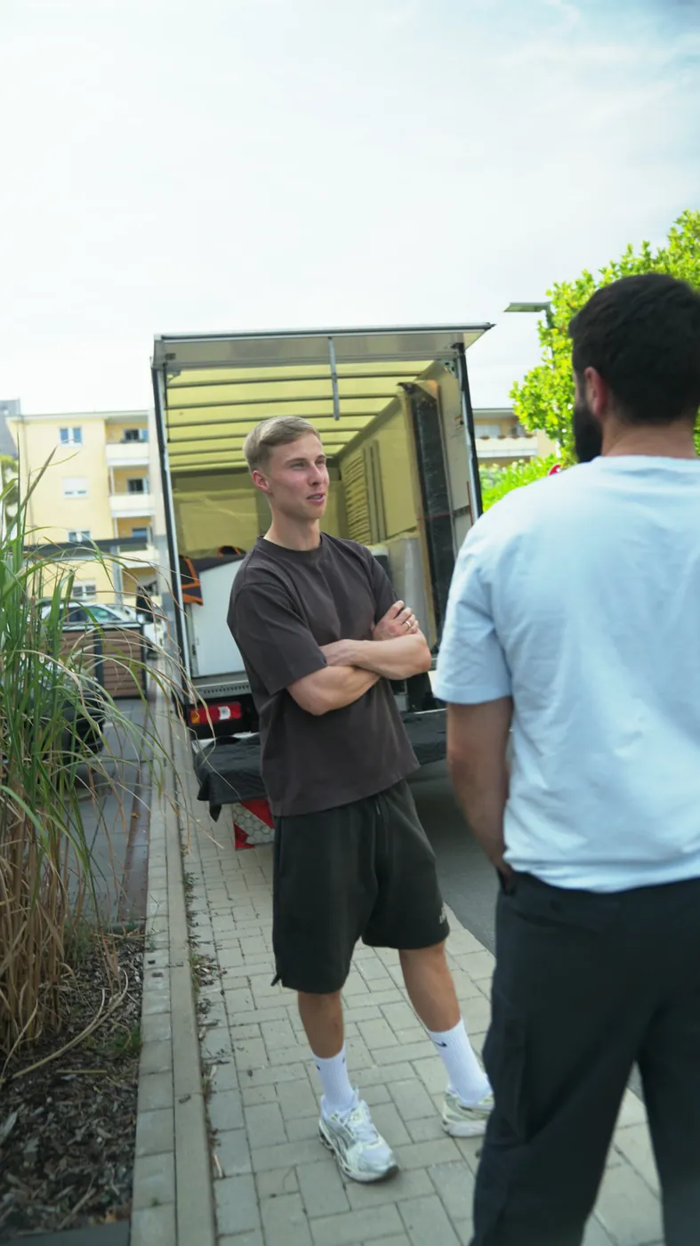 Abstimmung mit dem Kunden am Umzugs-LKW