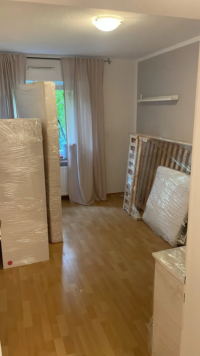 Transportsicher verpackte Möbel vor dem Verladen