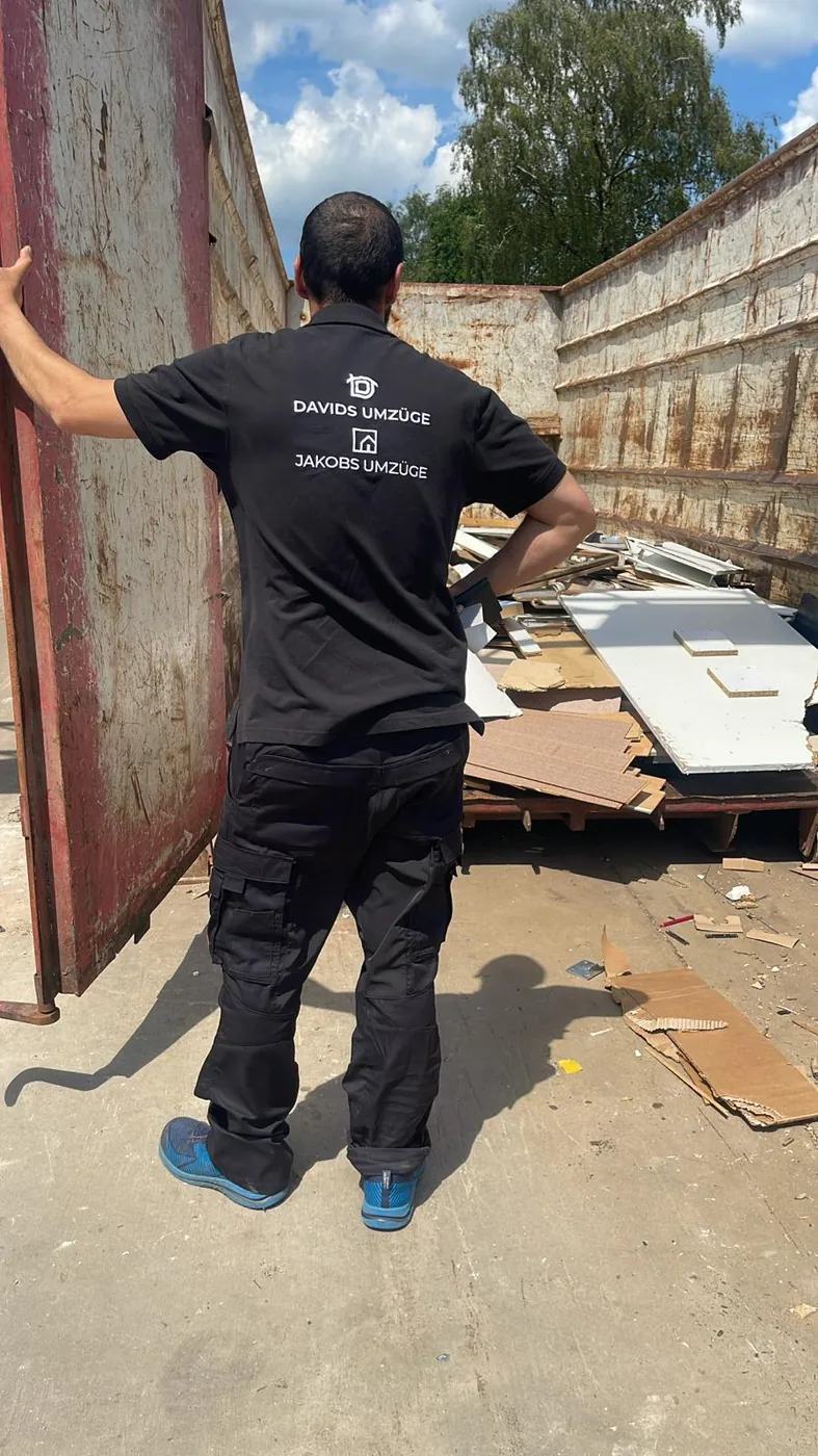 Entrümpelung: Mitarbeiter von Jakobs Umzüge am Container