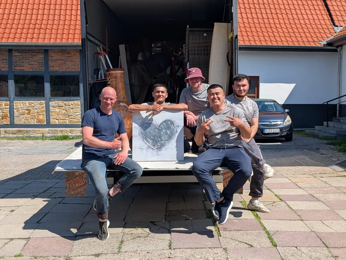 Das Umzugsteam von Jakobs Umzüge am beladenen LKW