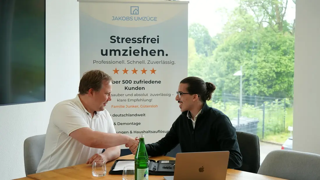 Beratungsgespräch bei Jakobs Umzüge: Handschlag zwischen Berater und Kunde