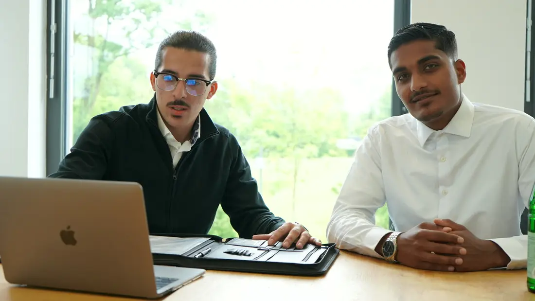 Das Beratungsteam von Jakobs Umzüge am Besprechungstisch