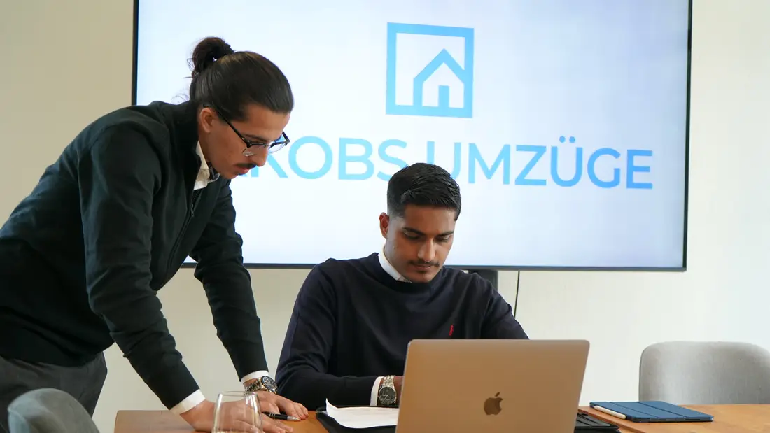 Das Team von Jakobs Umzüge plant einen Umzug am Laptop