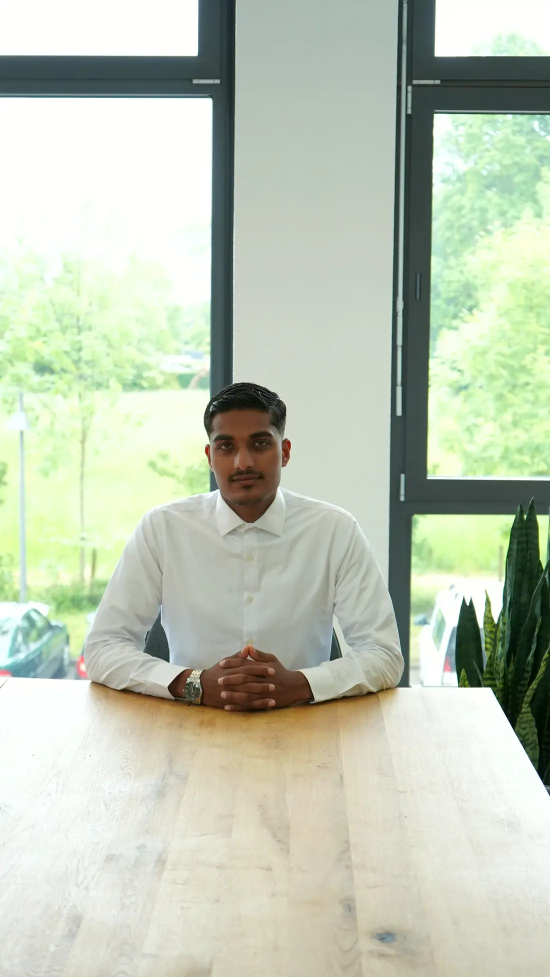 Manan Usman, CEO von Jakobs Umzüge, im Büro in Bielefeld